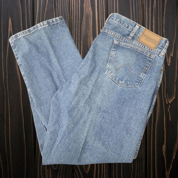 Wrangler Rugged Wear Men's Jeans‎ Distressed Blue Relaxed Striaght Leg 42 X 32 - Picture 1 of 11
